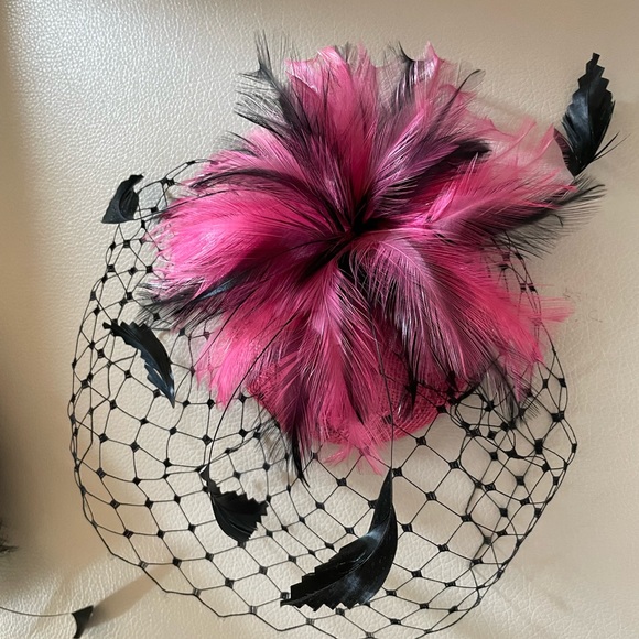 Hot pink & black feather Fascinator with black netting over eyes. - Picture 3 of 3